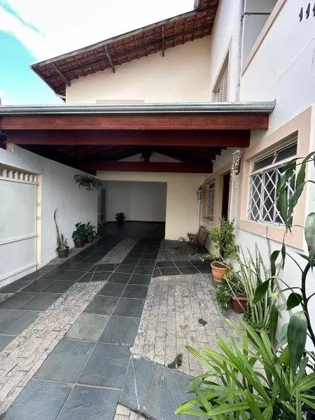 Casa à venda no Centro de Pindamonhangaba Casa à venda no Centro de Pindamonhangaba